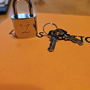 NWOT COA LV Silver lock and 2 keys #448